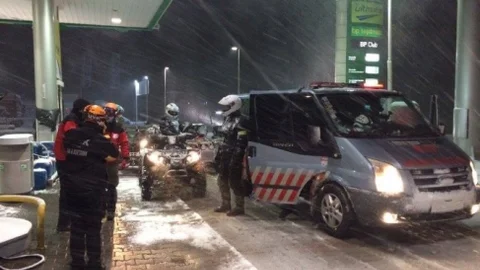 Yolda Kalanlara Atv Motorlarıyla Yardıma Koştular