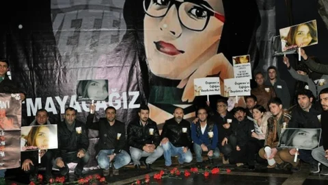 Açeyder Özgecan'ı Karanfillerle Andı