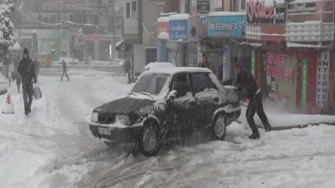 Bursa'da Kar Hayatı Felç Etti
