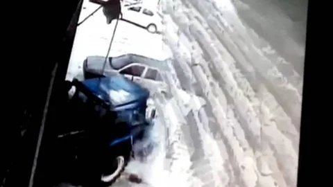 Çatıdan DÜşen Kar Kütleleri Sonları Oluyordu