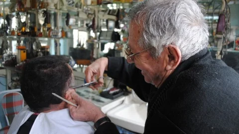 86'lık Berber Osmanlı Tıraşından Başka Kesim Yapmıyor