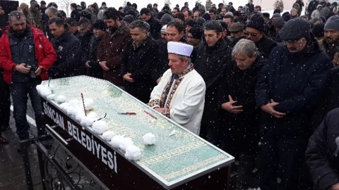 Gazeteci Nuh Köklü Kar Toplarıyla Uğurlandı