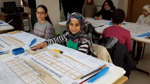 Yozgat'ta Öğrenciler Model Uçak Yapmayı Öğrendi