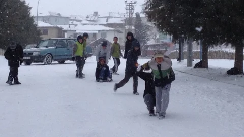 Çocukların Karda Kızak Keyfi