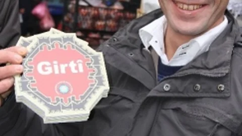 Bağlar'da İş Yerlerin Kapısına Kürtçe ‘Açma-Kapama' Tabelaları Asıldı