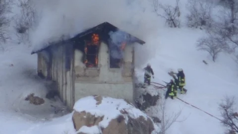 Isınmak İçin Gözetleme Evine Giren Kişiler Evi Yaktı