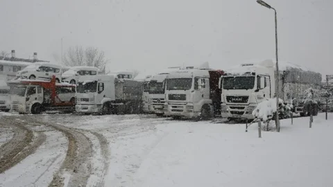 İnegöl'de Kar Yağışı Hayatı Felç Etti