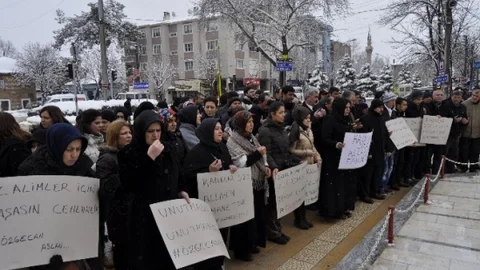 Yenişehir AK Parti Ve MHP Özgecan'ın Öldürülmesini Protesto Etti