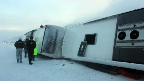 Yolcu Otobüsleri Birbirine Girdi 35 Yaralı