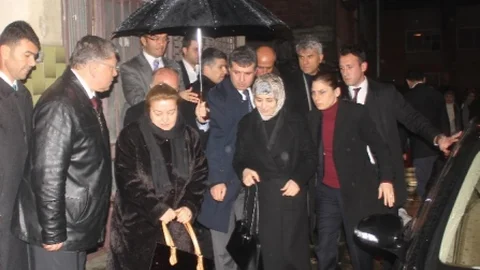 Sare Davutoğlu Özgecan'ın Ailesini Ziyaret Etti