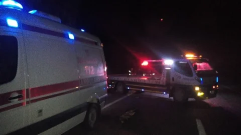 Otomobil Şarampole Yuvarlandı 2 Ölü 3 Yaralı