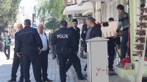 Polis Her Yerde Yaşlı Kadının Altınlarını Okuma Bahanesi İle Alan Dolandırıcıyı Arıyor