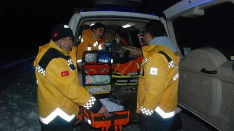 Karda Köyde Mahsur Kalan Hasta Paletli Ambulansla Kurtarıldı