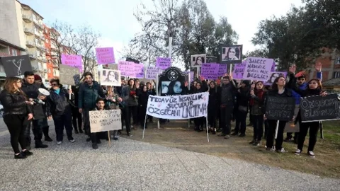 Kadınlar Özgecan Parkı'ndan Kadına Şiddete Tepki Gösterdi