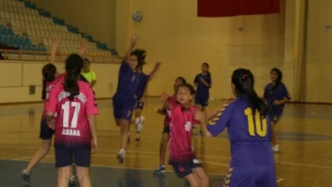 Adana'da Okullararası Yıldız Kızlar Hentbol Müsabakaları