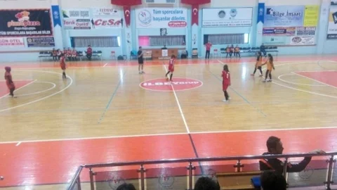 Küre Çpal Kız Futsal Takımı Çeyrek Finale Koşuyor