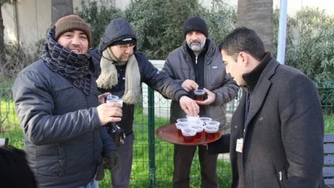 Gaziemir'de Soğuk Sabahta Sıcak İkram