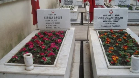 Garnizon Şehitliği Çiçeklerle Süslendi