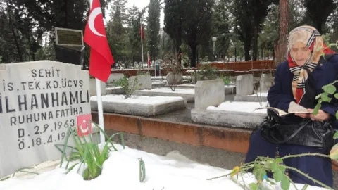 23 Yıldır Her Cuma Şehit Oğlunun Kabrini Ziyaret Ediyor
