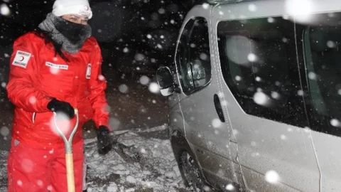 Kızılay Yolda Kalanların Yardımına Yetişti