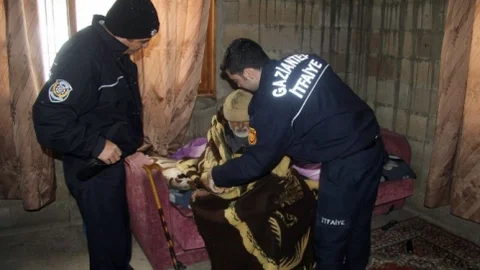 Yaşlı Adam Donmak Üzereyken Kurtarıldı