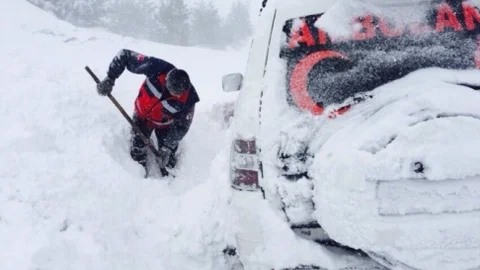 UMKE'nin Fedakar Personeli Karla Mücadele Ederek Hayat Kurtarıyor