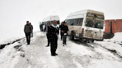 Siverek'te Öğrenci Servisleri Karda Mahsur Kaldı