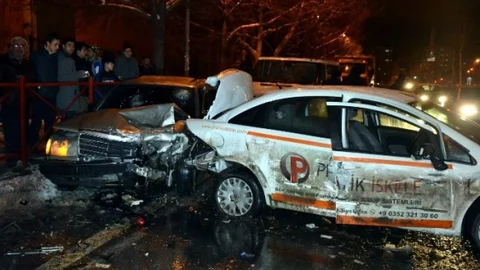 Otomobiller Çarpıştı 4 Yaralı