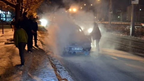 Yanan Otomobilini Kendisi Söndürdü