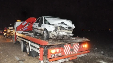 Otomobiller Kafa Kafaya Çarpıştı 6 Yaralı