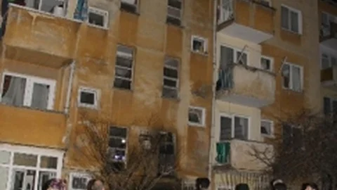 Bodrumda Çıkan Yangında 8 Kişi Hastanelik Oldu