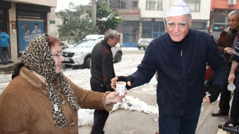 Bursa'da Buz Gibi Havada Bedava Salep