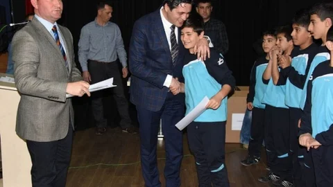 Aliağa'da Minik Sporcular Ödüllerine Kavuştu