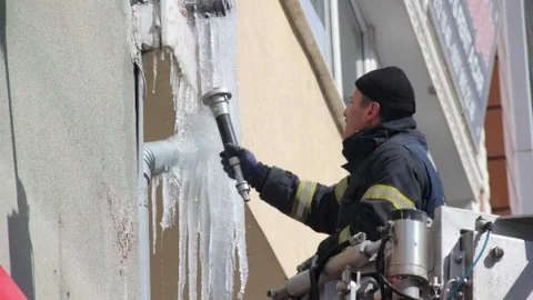 Yüksek Katlı Binalardaki Buz Sarkıtları Temizleniyor