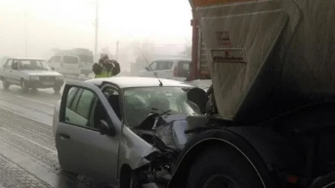 Otomobil Beton Mikserine Çarptı 2 Yaralı