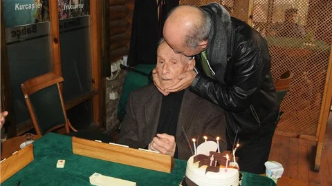 ''Rüştü dede'', 100. yaşını pasta keserek kutladı