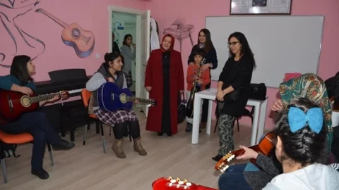 Vali Öztürk'ün Eşi Emine Öztürk'ten Gençlik Merkezine Ziyaret