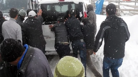 15 Dolmuş Yolcularıyla Birlikte Mahsur Kaldı