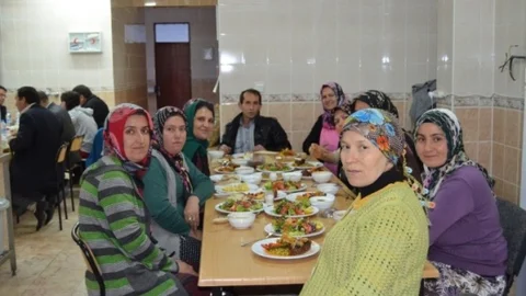 Selendi Hem Aşçı Çırağı Yetiştiriyor