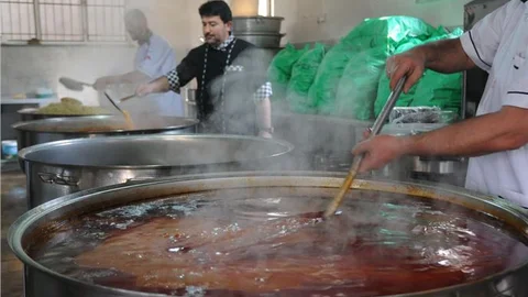 İhtiyaç sahiplerinin sofralarına 365 gün sıcak yemek