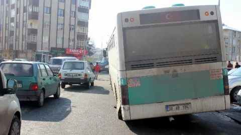 Halk Otobüsü Çöken Asfaltta Mahsur Kaldı