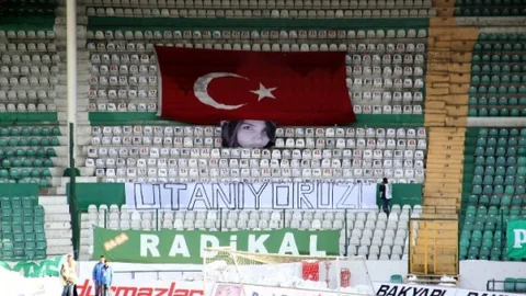 Bursaspor Taraftarlarından Özgecan İçin Pankart