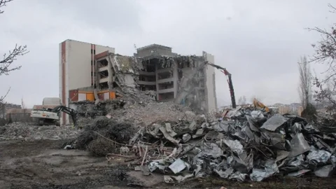 Büyük Tokat Oteli'nde Yıkım Çalışması