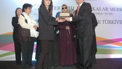 Alternatif Politikalar Merkezi'nden Tgrt Haber Ve İHA Ankara Temsilcisi Batuhan Yaşar'a Ödül