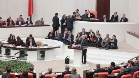 HDP'li Milletvekilleri Genel Kurul'da Oturma Eylemi Başlattı