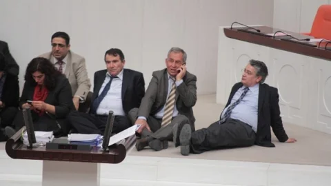 HDP'lilerden Meclis'te 6.5 Saatlik Oturma Eylemi