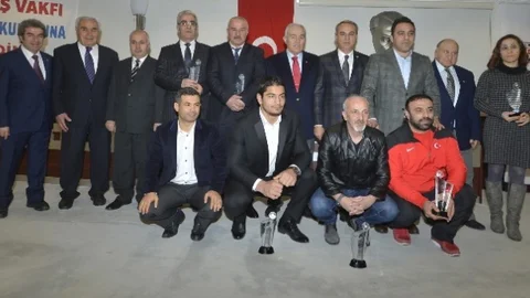 Türk Güreş Vakfından Başkan Gökçek Ve Taha Akgül'e Ödül