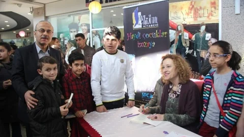 Aytül Akar İmza Gününde Çocuklarla Buluştu