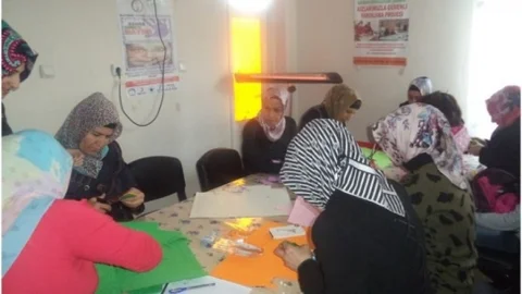 Batman Gönüllüleri Derneği Yürüttüğü Projelerle Kadınlara Meslek Edindiriyor