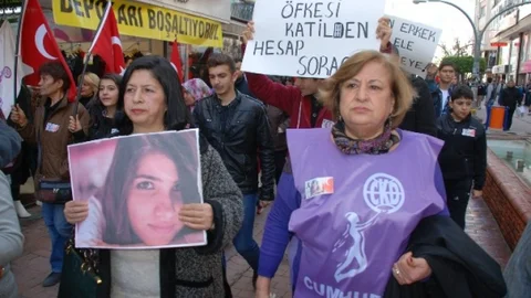 Özgecan Aslan'ın Kuzenleri İskenderun'da ‘Kadına Şiddete Hayır' Yürüyüşüne Katıldılar